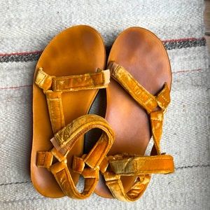 Teva Flatform Universal Velvet sandal